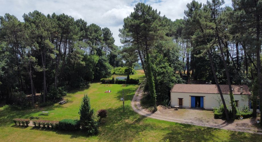 En Périgord Noir , entre Périgueux et Brive à 20 minutes de Montignac, propriété sur 3ha3 de terrain arboré avec une maison principale d'habitation, un gîte, une piscine et un petit étang. A voir!