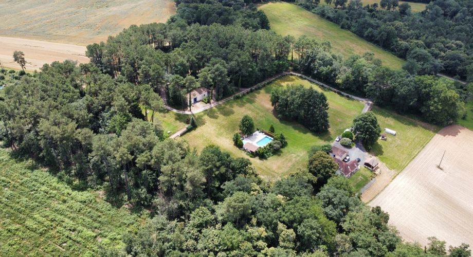 En Périgord Noir , entre Périgueux et Brive à 20 minutes de Montignac, propriété sur 3ha3 de terrain arboré avec une maison principale d'habitation, un gîte, une piscine et un petit étang. A voir!