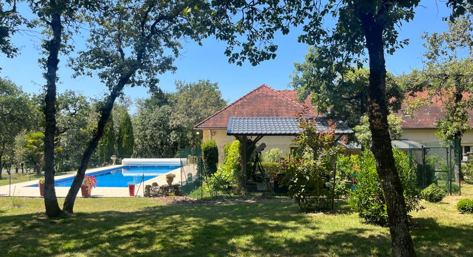 Property on over one hectare with large, comfortable single-storey house with swimming pool and fantastic workshop.