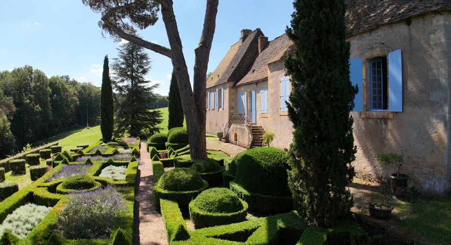 STUNNING CHARTREUSE ON 21 HECTARES WITH GUEST HOUSE, SWIMMING POOL, TENNIS COURT, & GLORIOUS GROUNDS IN A PRVILEGED LOCATION. MP113832.