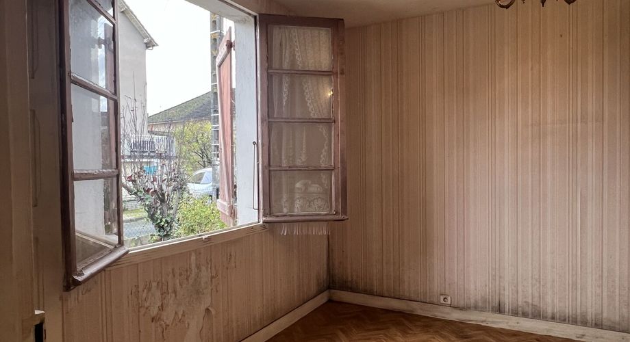 A Terrasson, idéalement placée entre la gare et le centre ville, petite maison de ville à rénover avec un beau jardin!