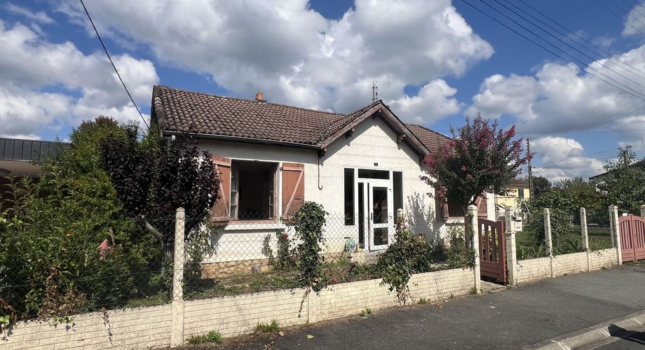 A Terrasson, idéalement placée entre la gare et le centre ville, petite maison de ville à rénover avec un beau jardin!