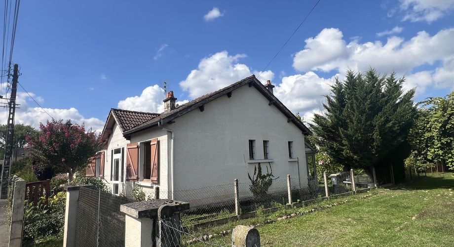 A Terrasson, idéalement placée entre la gare et le centre ville, petite maison de ville à rénover avec un beau jardin!