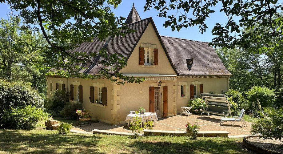 En Périgord Noir proche de Montignac-Lascaux, sur les hauteurs de la vallée de la Vézère avec une jolie vue au sud, Périgourdine de construction traditionnelle habitable, située au calme, avec un magnifique terrain boisé clos de plus d'un hectare.