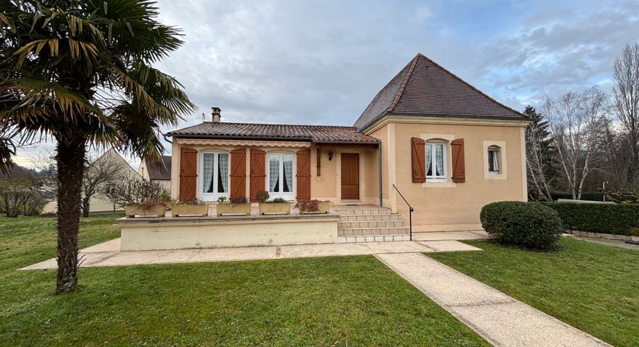 A Montignac-Lascaux, avec commerces, écoles et services à pieds, belle maison contemporaine de 111 m² habitables avec terrain et garage.