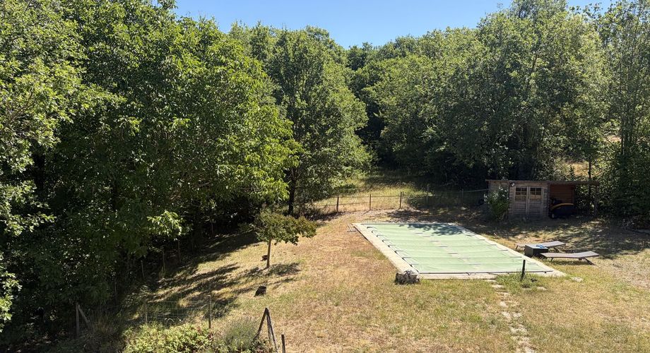 En Périgord Noir, proche de Saint-Léon-Sur-Vézère, au calme, très jolie maison ancienne entièrement restaurée avec soin. Magnifique vue sur la vallée. Unique. A voir!