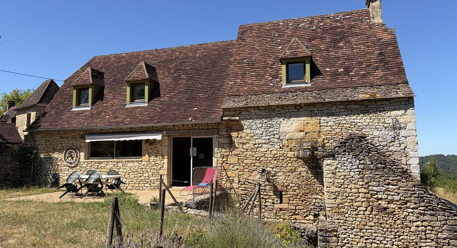 En Périgord Noir, proche de Saint-Léon-Sur-Vézère, au calme, très jolie maison ancienne entièrement restaurée avec soin. Magnifique vue sur la vallée. Unique. A voir!