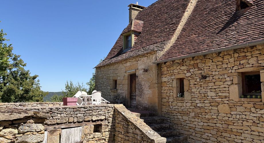 En Périgord Noir, proche de Saint-Léon-Sur-Vézère, au calme, très jolie maison ancienne entièrement restaurée avec soin. Magnifique vue sur la vallée. Unique. A voir!