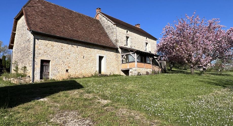 En Périgord Noir, sur les hauteurs, Propriété à rénover sur environ 4 hectares de terrain avec étang. Toitures neuves. Rénovation intérieure à réaliser.