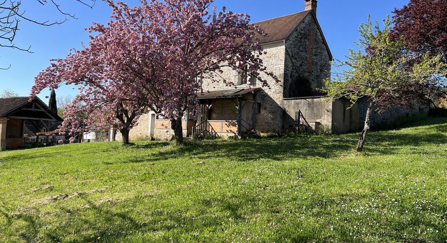 In Périgord Noir, on the heights, Property to renovate on about 3 hectares of land with pond. New roofs. Interior renovation to be carried out.