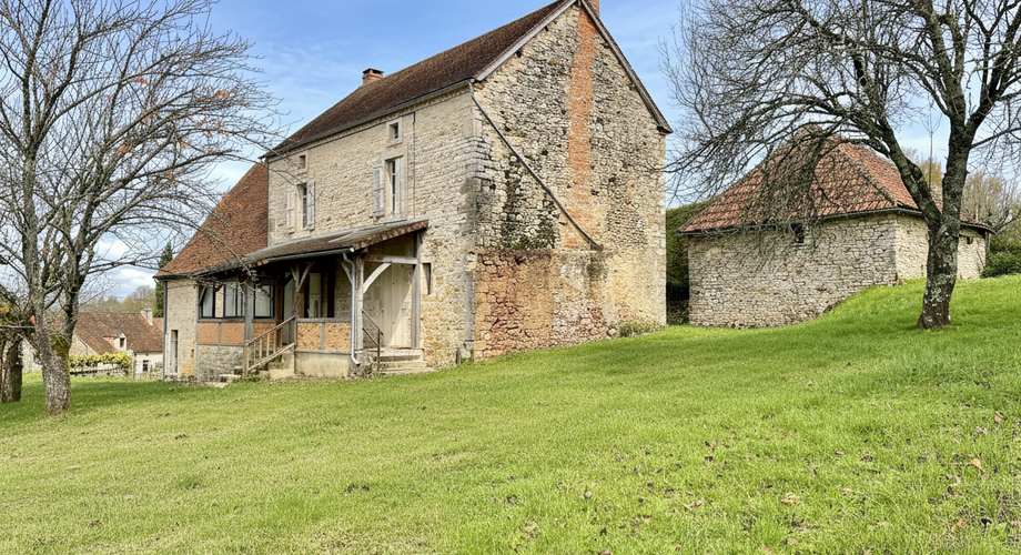En Périgord Noir, sur les hauteurs, Propriété à rénover sur environ 4 hectares de terrain avec étang. Toitures neuves. Rénovation intérieure à réaliser.