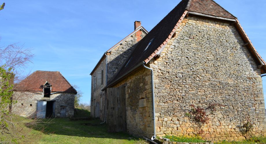 En Périgord Noir, sur les hauteurs, Propriété à rénover sur environ 4 hectares de terrain avec étang. Toitures neuves. Rénovation intérieure à réaliser.