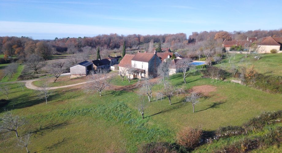 En Périgord Noir, sur les hauteurs, Propriété à rénover sur environ 4 hectares de terrain avec étang. Toitures neuves. Rénovation intérieure à réaliser.