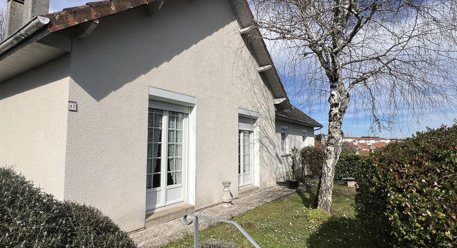 Dans un bourg à 15 minutes de Montignac-Lascaux, entre Périgueux et Brive, à proximité des commerces et services, jolie maison dans un quartier résidentiel.