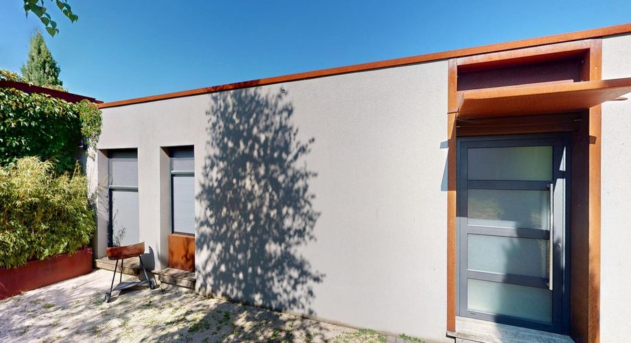 Un bien rare dans un écrin de verdure, idéal pour les amateurs de calme et d’architecture contemporaine. À visiter sans tarder !