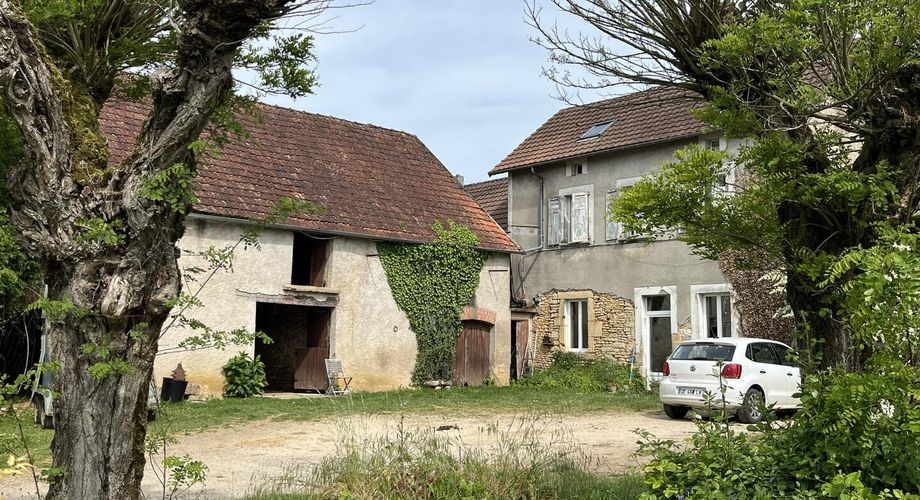 Sur les hauteurs entre Montignac et Sarlat, maison en pierre avec grande grange, l'ensemble situé au calme sur un terrain d'environ 2800 m².