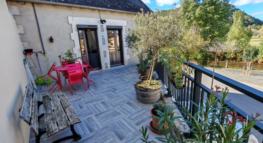 Dans un village du Périgord Noir typique, en bord de rivière, grande maison de village avec terrasse, lumineuse et en très bon état.