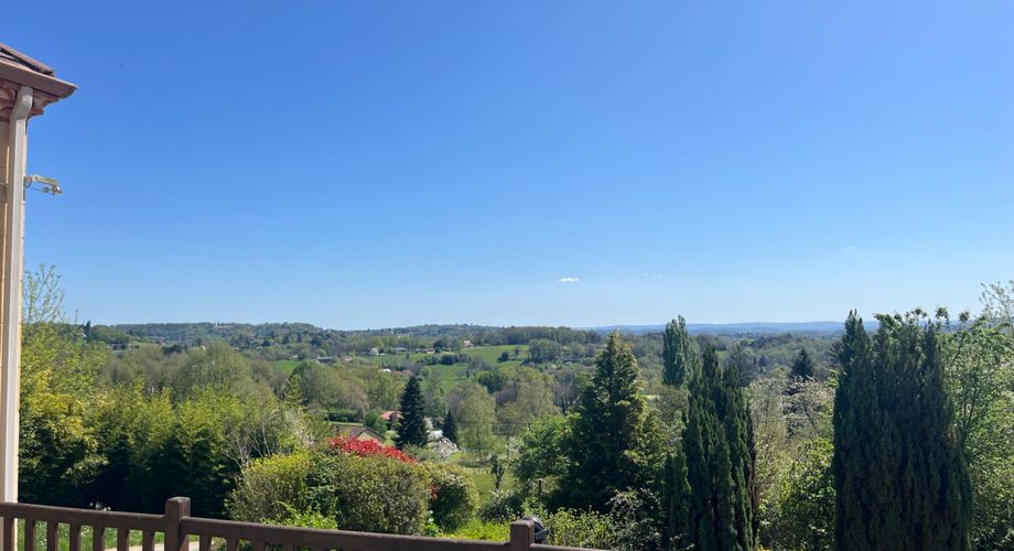 Sarlat. Spacius, bright house with 170 m² living space plus 2 garages on 2500 m2 of land. Quiet location. Large living room and bedrooms, terrace and views.