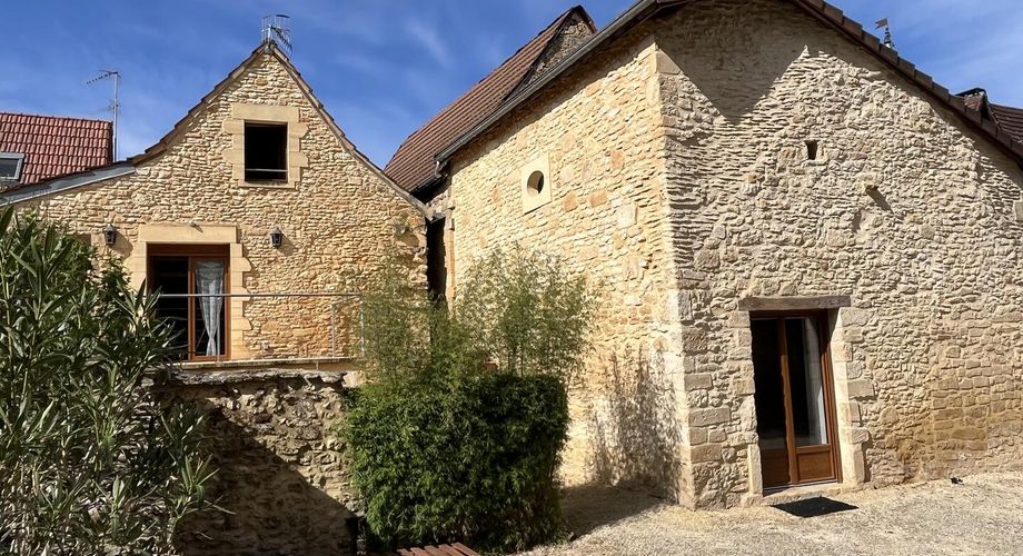 Ensemble rare, en plein centre de Montignac, composé d'une maison principale et d'un gîte entièrement rénovés avec jardin, garage et accès voiture.