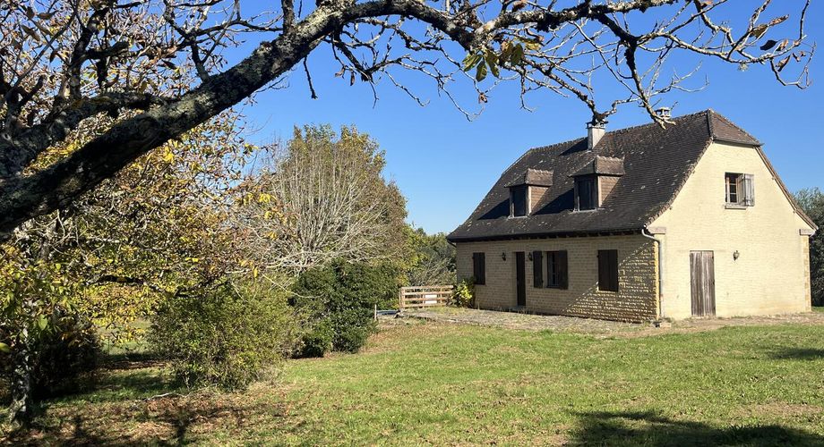 In Périgord Noir, near a small traditional village 5 minutes from MONTIGNAC, house in need of renovation with garage and over 4,000 m² of land.
