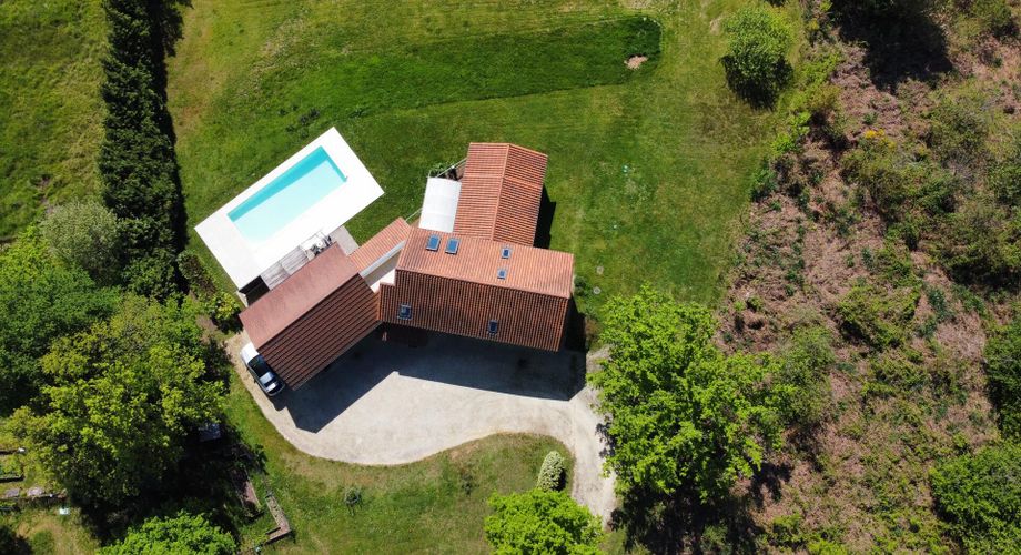 Périgord Noir, sur les hauteurs de la Vallée de la Vézère, très belle maison de 2010. Situation calme. 200 m² habitables, piscine, 6029 m² de terrain, superbe pièce à vivre s'ouvrant sur l'extérieur. 5 chambres, 4 salles de bains, bureau, hammam....