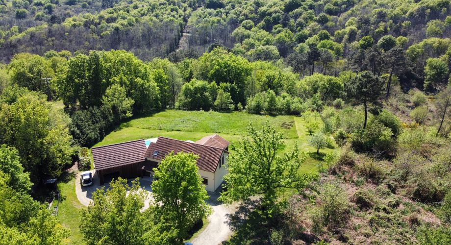 Périgord Noir, sur les hauteurs de la Vallée de la Vézère, très belle maison de 2010. Situation calme. 200 m² habitables, piscine, 6029 m² de terrain, superbe pièce à vivre s'ouvrant sur l'extérieur. 5 chambres, 4 salles de bains, bureau, hammam....