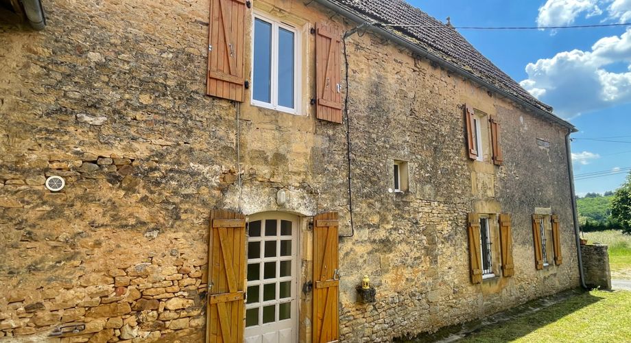 Dans un hameau du Périgord Noir, à 10 mns de Montignac-Lascaux, maison d'habitation ancienne avec dépendances et terrain attenant.