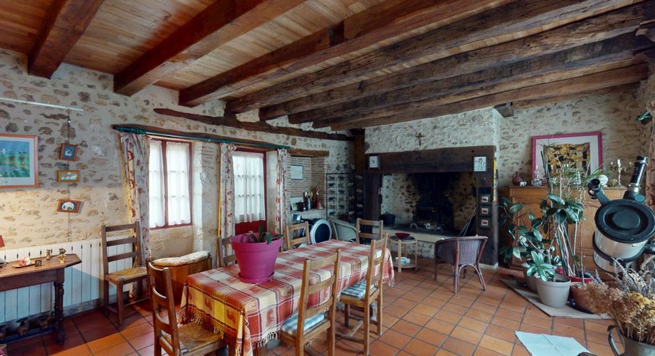 Authentic stone house with outbuildings and swimming pool, in the heart of the Périgord Noir region.