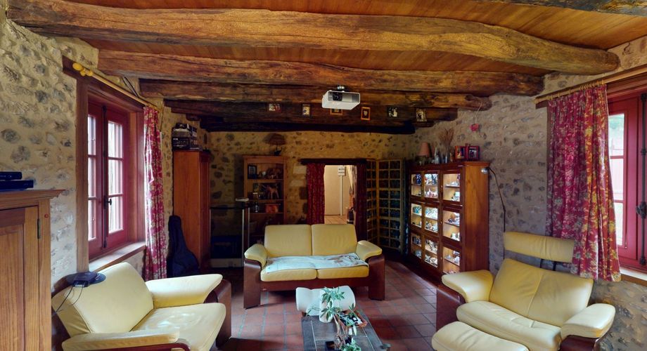 Authentic stone house with outbuildings and swimming pool, in the heart of the Périgord Noir region.