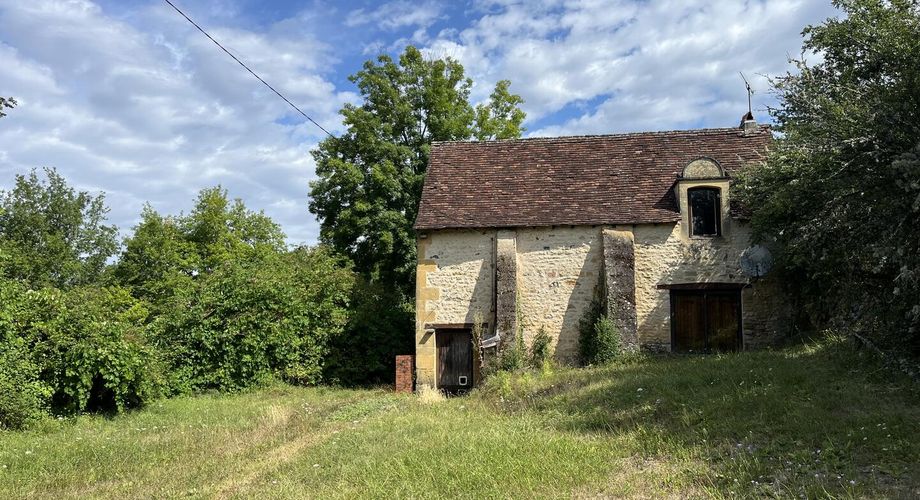 En Périgord Noir, sur les hauteurs de Plazac, petite maison en pierre avec jardin et dépendance.