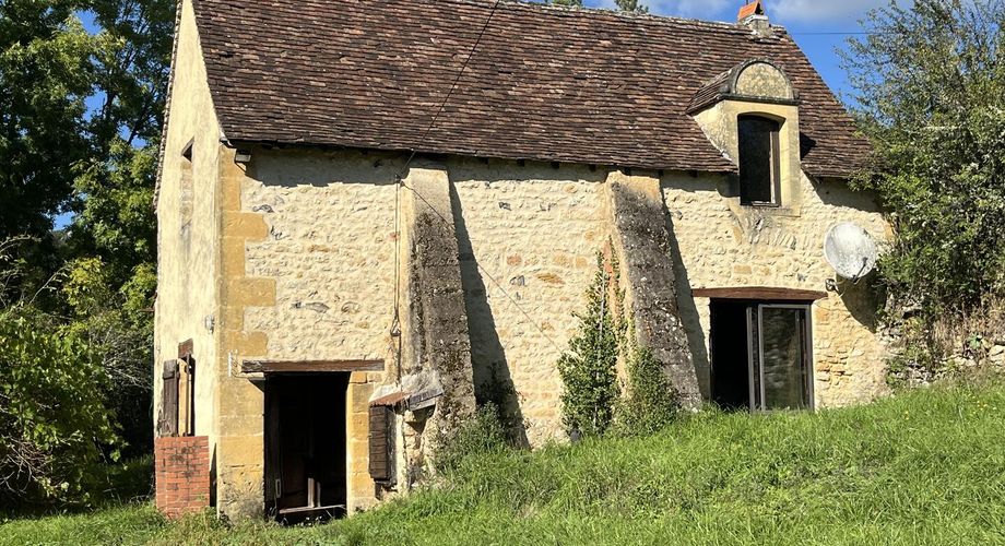 En Périgord Noir, sur les hauteurs de Plazac, petite maison en pierre à rénover avec jardin et dépendance.