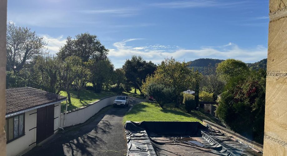 En Périgord Noir, à quelques minutes du village de SAINT-JULIEN-DE-LAMPON, maison traditionnelle d'environ 130 m² habitables avec piscine et vue.