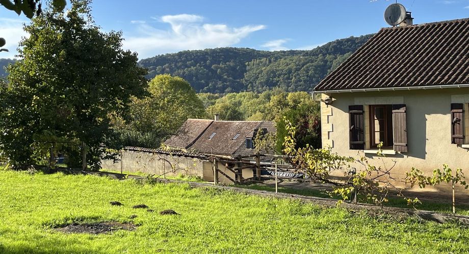 En Périgord Noir, à quelques minutes du village de SAINT-JULIEN-DE-LAMPON, maison traditionnelle d'environ 130 m² habitables avec piscine et vue.