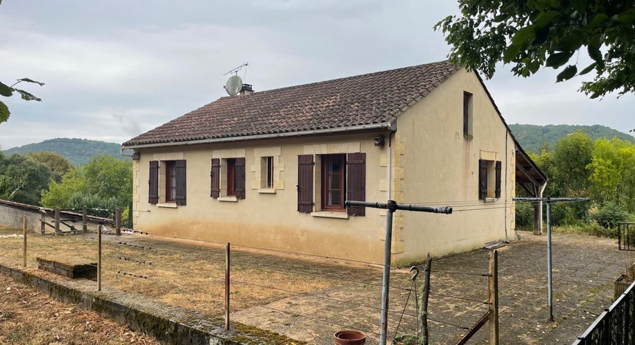 En Périgord Noir, à quelques minutes du village de SAINT-JULIEN-DE-LAMPON, maison traditionnelle d'environ 150 m² habitables avec piscine et vue.
