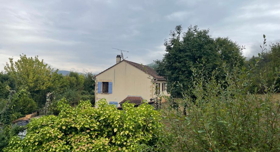 En Périgord Noir, à quelques minutes du village de SAINT-JULIEN-DE-LAMPON, maison traditionnelle d'environ 150 m² habitables avec piscine et vue.
