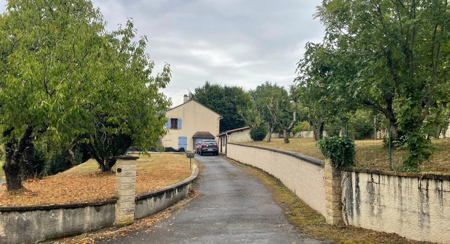 En Périgord Noir, à quelques minutes du village de SAINT-JULIEN-DE-LAMPON, maison traditionnelle d'environ 150 m² habitables avec piscine et vue.