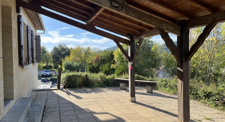 En Périgord Noir, à quelques minutes du village de SAINT-JULIEN-DE-LAMPON, maison traditionnelle d'environ 130 m² habitables avec piscine et vue.