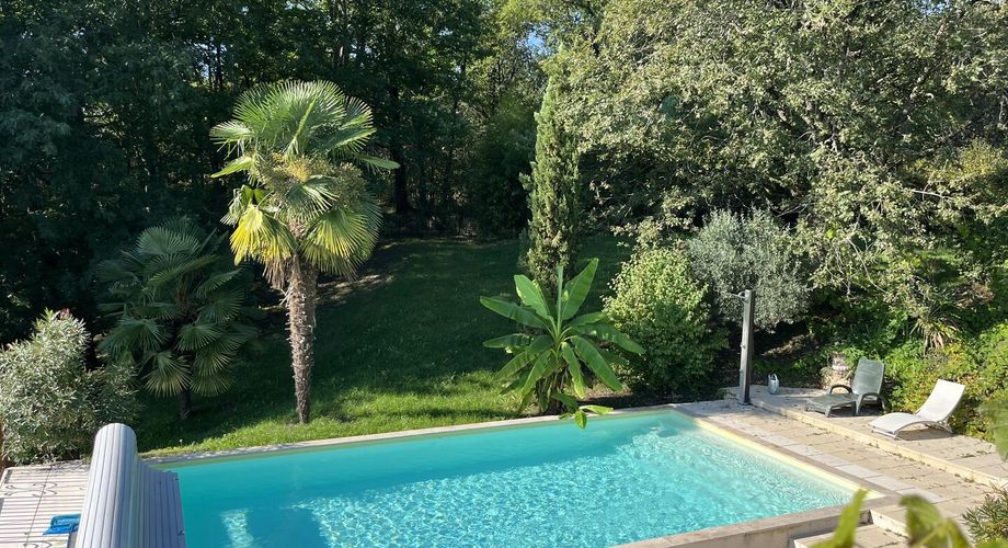 En Périgord Noir, à 8 kilomètres de Montignac-Lascaux, belle propriété de caractère située au calme, sans voisin proche, orientée au sud dans un environnement boisé, avec une maison principale, une maison d'amis et une jolie piscine.