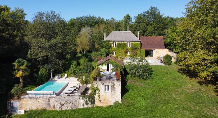 En Périgord Noir, à 8 kilomètres de Montignac-Lascaux, belle propriété de caractère située au calme, sans voisin proche, orientée au sud dans un environnement boisé, avec une maison principale, une maison d'amis et une jolie piscine.