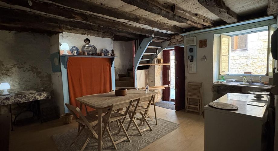 Centre-ville de MONTIGNAC-LASCAUX, petite maison de bourg à rénover.