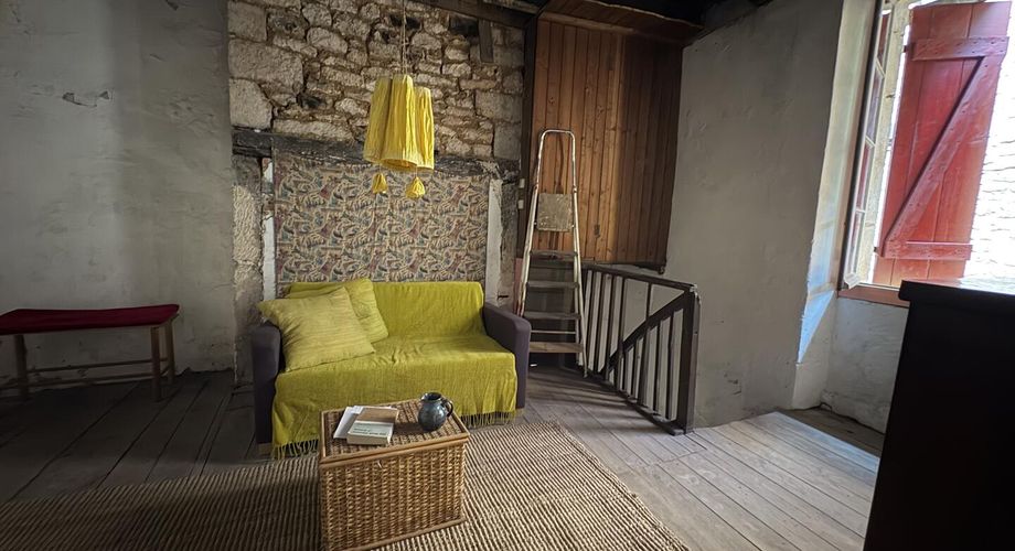 Centre-ville de MONTIGNAC-LASCAUX, petite maison de bourg à rénover.