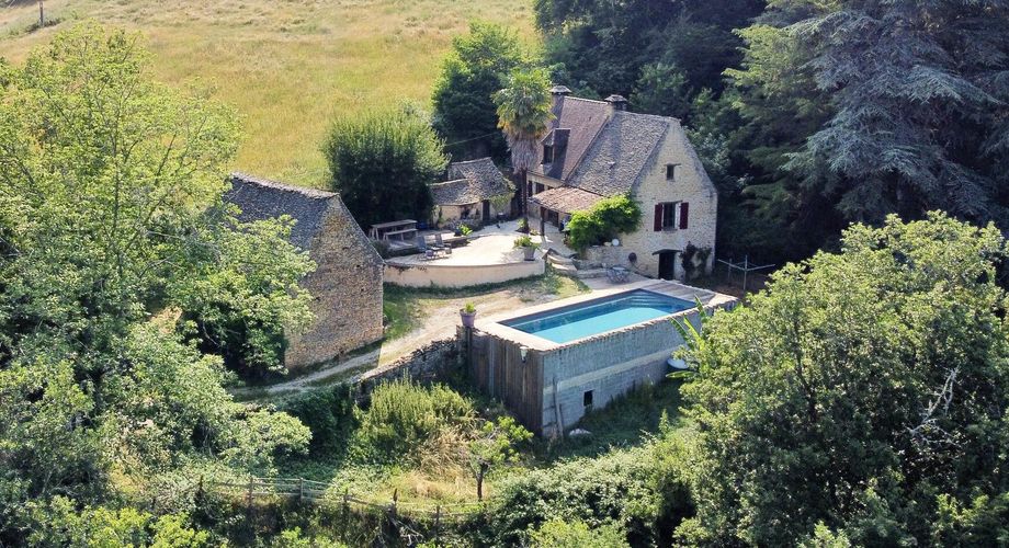 Un nid d'aigle en Périgord Noir! Ancienne fermette à flanc de coteau dans un environnement boisé, sans voisin proche et au calme, à 5 minutes du village de Montignac-Lascaux. 