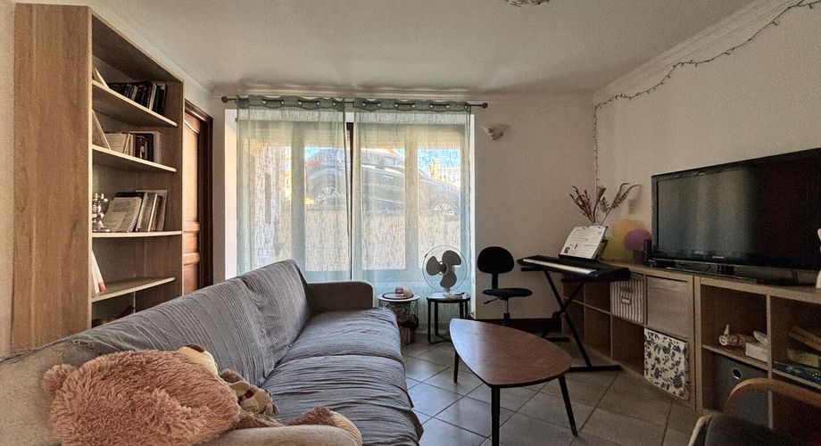 In Périgord Noir, investment property in Montignac comprising three apartments currently rented out.