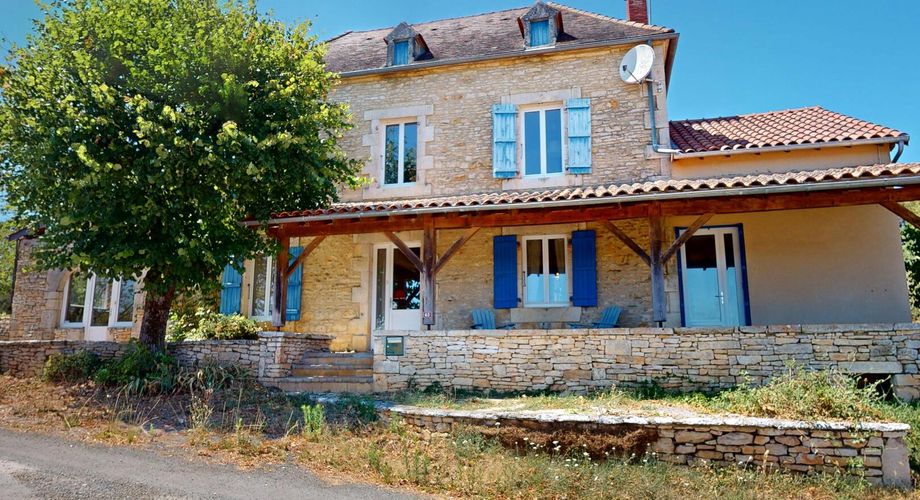 Au coeur du Périgord noir, charmante maison en pierre rénovée avec piscine.