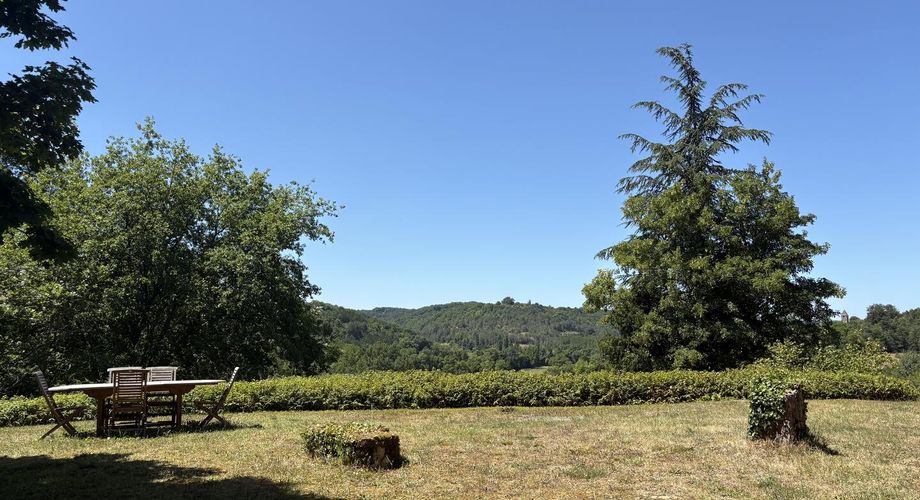 En Périgord Noir, dans la vallée de la Vézère, sur plus de 6 hectares, propriété avec jolie vue comprenant une grande maison principale et une maison d'amis.