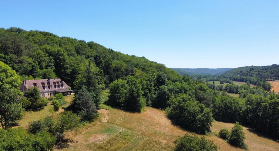 En Périgord Noir, dans la vallée de la Vézère, sur plus de 6 hectares, propriété avec jolie vue comprenant une grande maison principale et une maison d'amis.