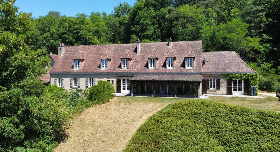 En Périgord Noir, dans la vallée de la Vézère, sur plus de 6 hectares, propriété avec jolie vue comprenant une grande maison principale et une maison d'amis.