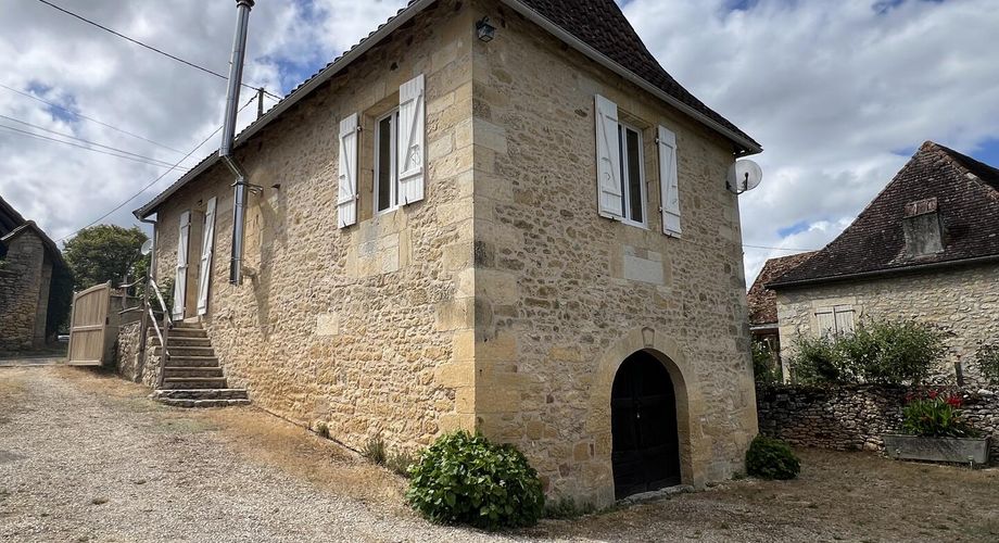 Au cœur du Périgord Noir, authentique périgourdine en pierre avec une grange dans un petit hameau à 15 minutes de Montignac-Lascaux. 
