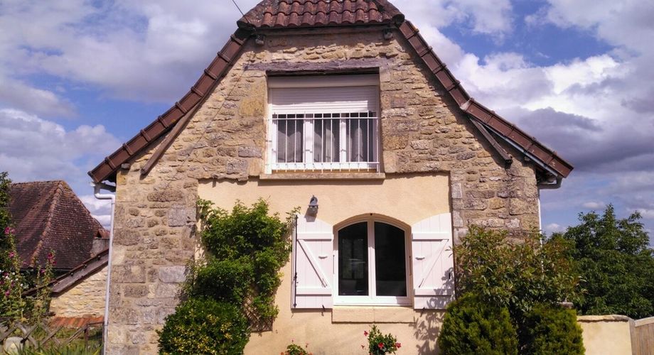 Au cœur du Périgord Noir, authentique périgourdine en pierre avec une grange dans un petit hameau à 15 minutes de Montignac-Lascaux. 