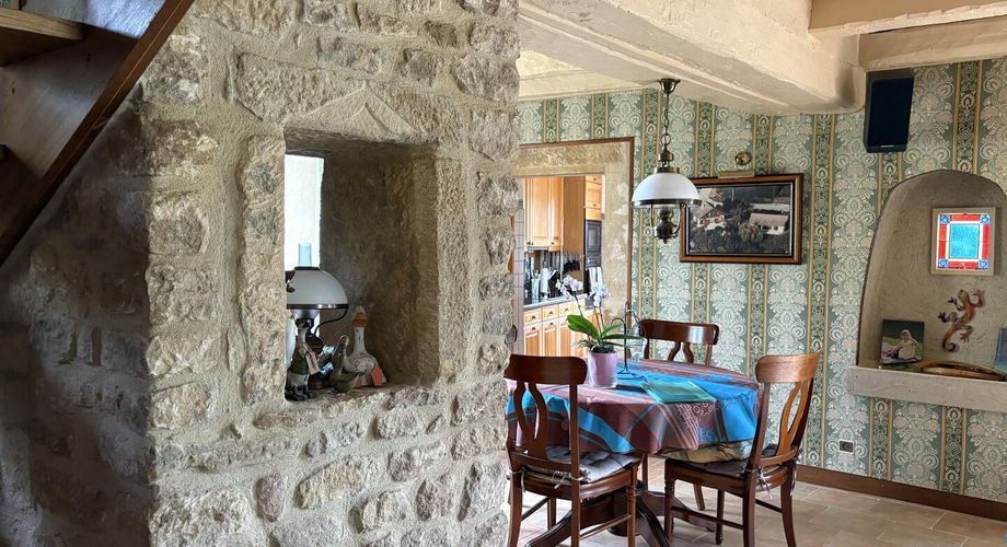En Périgord Noir, dans un joli petit village, jolie maison de caractère avec cour.
